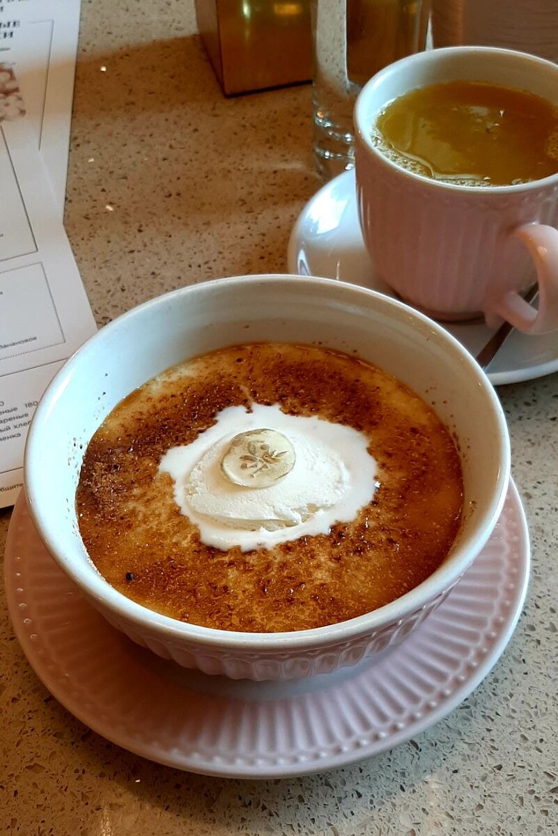 Манная каша с карамелизированной корочкой и мороженным и пряный чай - люблю вкусно завтракать.
