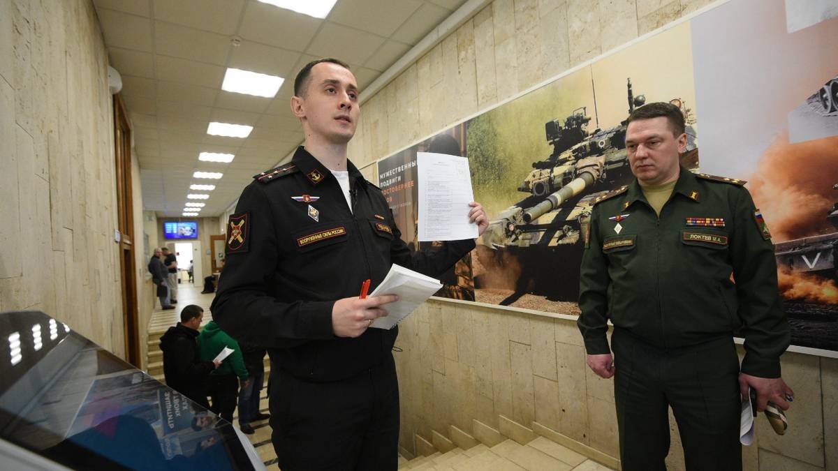    Начальник пункта по отбору добровольцев на контрактную службу Иван Текучев показывает анкету, которую кандидаты должны заполнить / Фото: Пелагия Замятина / Вечерняя Москва