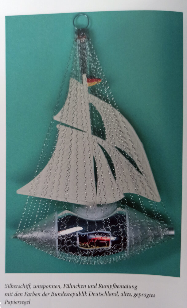 Фото игрушек из книги "Christbaumschmuck. Poesie aus Glas einst und jetzt"