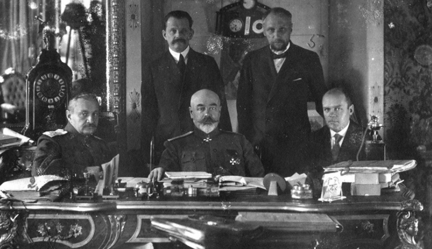 Деникин (в центре) в 1919году в Таганроге