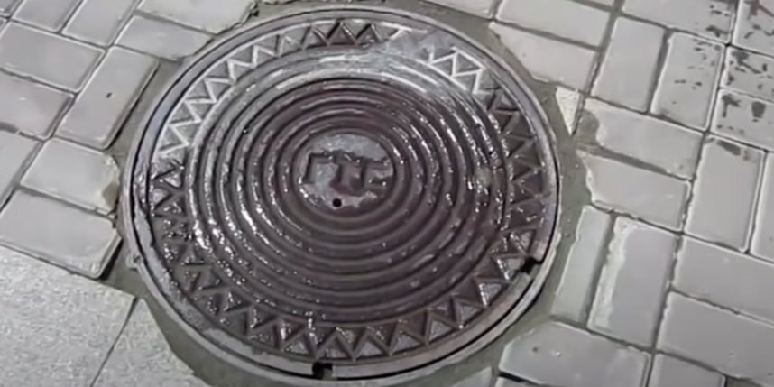    В Петербурге перестали красть крышки люков.скриншот Youtube-канала "Ремонт и Отделка"