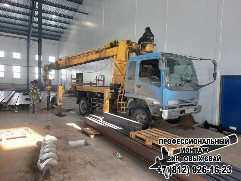 монтаж винтовых свай ямобуром