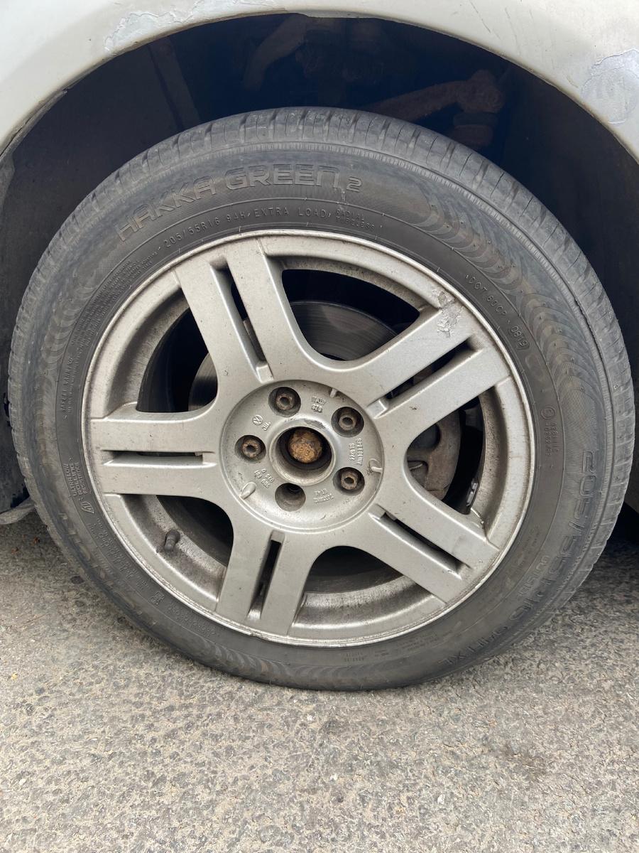 Фото колеса, протектора на шине достаточно