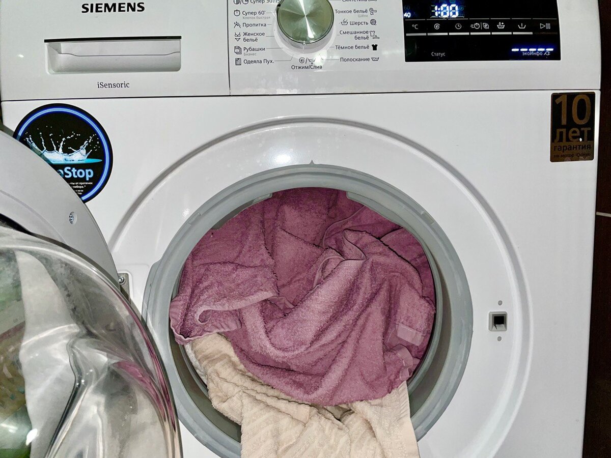 Как постирать полотенца в стиральной машине. Полотенце в стиральной машине. Стирка махровых полотенец в стиральной машине. Гель наливают в стиралку. Полотенца махровые на стиральной машине.