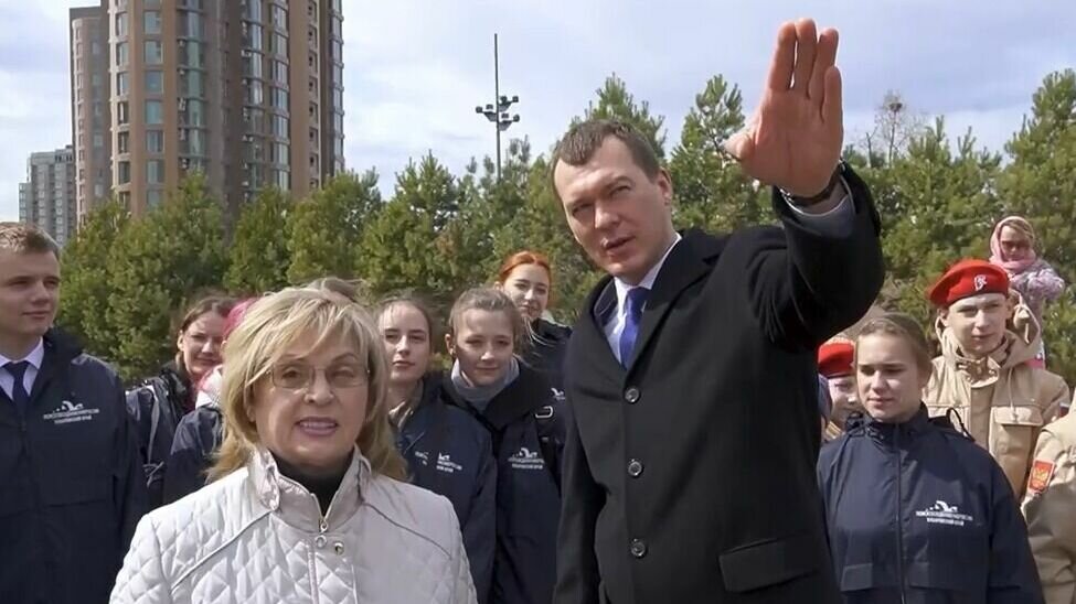     На площади Славы глава региона встретился с кадетами, юнармейцами и активистами поисковых движений из Хабаровска и Хабаровского района. Побеседовали об истории мемориального комплекса, его значении и самое главное — значимости.