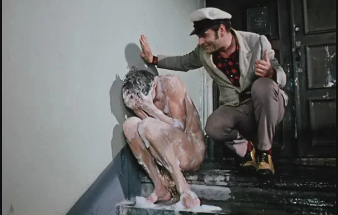 Кадр из комедии Гайдая «12 стульев»