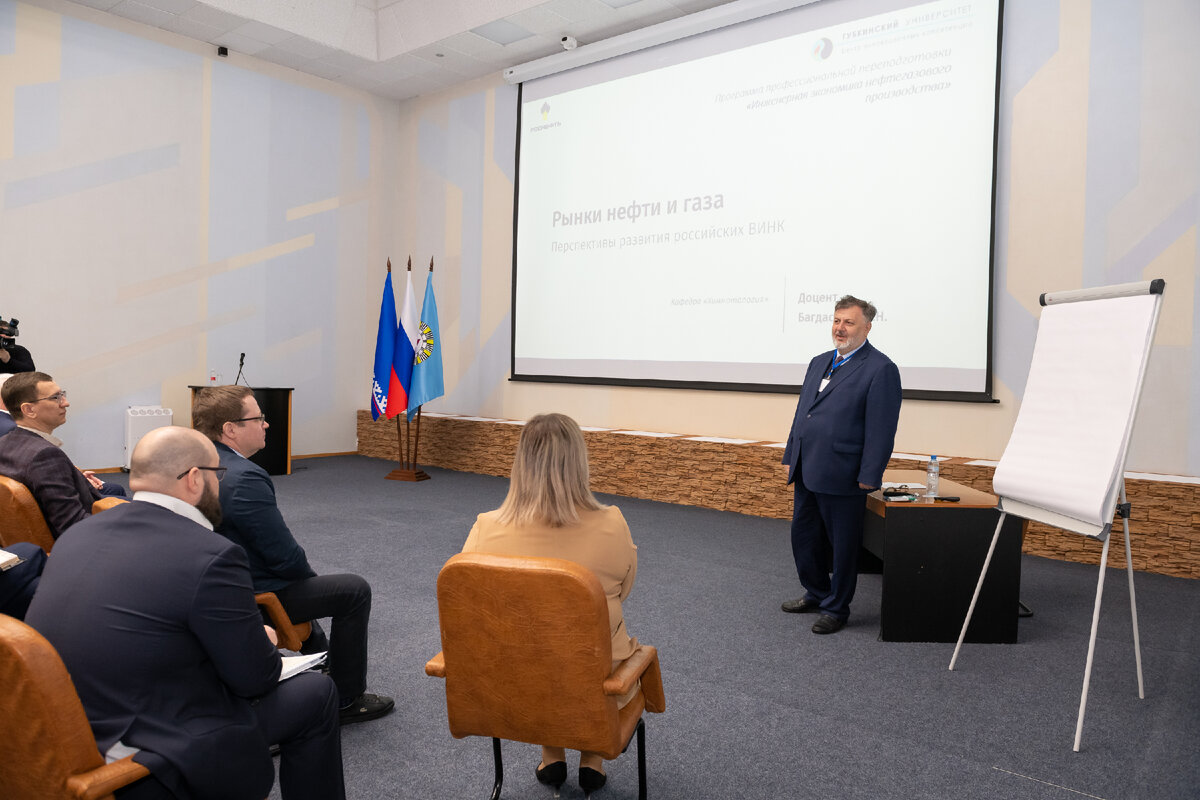 Выступление Леонида Багдасарова оказалось настолько ярким и интересным, что аудитория и не заметила, как прошли восемь академических часов. Фото Дмитрия Агатия
