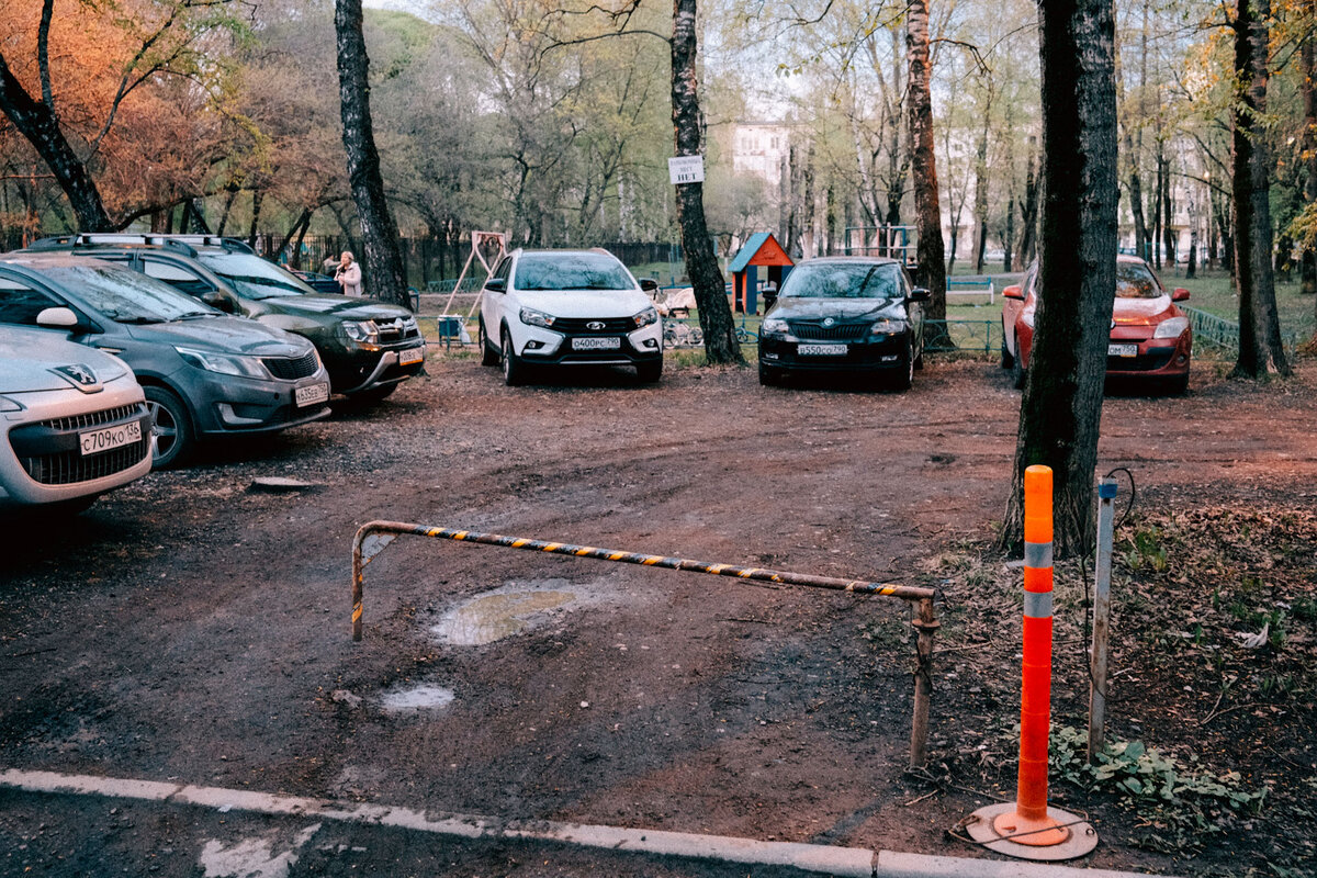 Москве такое не снилось! Как в Одинцово газоны превратили в стихийные  парковки с воротами | РЯБИНИН | ФОТОПУТЕШЕСТВИЯ | Дзен