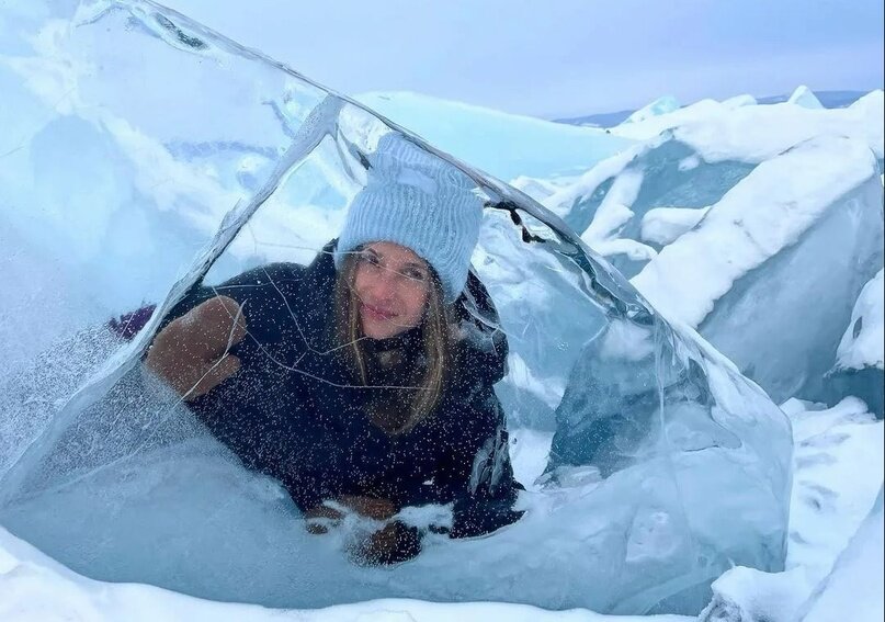 Каждую зиму и весну толпы туристов, жертвуя своими отпускными и рискуя подхватить простуду, приезжают в холодную Сибирь, чтобы полюбоваться байкальским льдом.-7