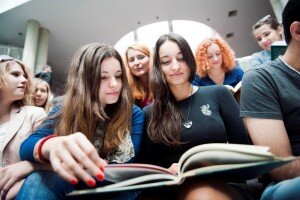 «Зерувка» создана специально для подготовки и адаптации иностранных студентов. Годовая программа этого подготовительного курса помогает овладеть польским языком на высоком уровне, «подтянуть» белорусскую школьную программу под польские требования, адаптироваться, познакомиться  с культурой и традициями Польши, а также завести друзей. Стоимость «зерувки» колеблется от 1000 евро до 3000 евро, в зависимости от количества часов, наличия профильных предметов, их количества и сложности. Получив стипендию Польского правительства, за подготовительный курс вы не платите ничего.