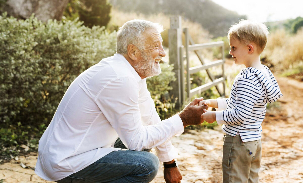 Huging his grandpa. Девочка с дедушкой. Молодой дедушка. В. Деду 8 лет.