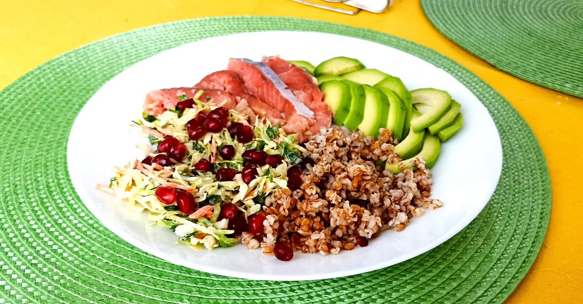 Завтрак от Ольги З.: красный булгур., авокадо, салат из молодой капусты, гранат, горбуша.