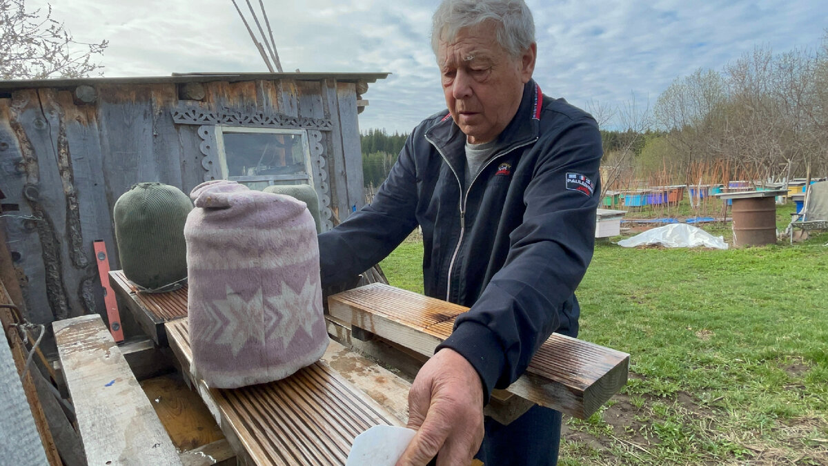 Устанавливаю поилки для пчёл 