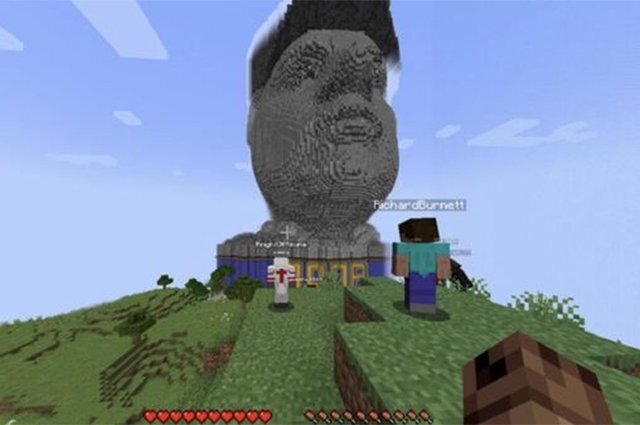    Что известно о киберперфомансе у памятника Жириновского в игре Minecraft?