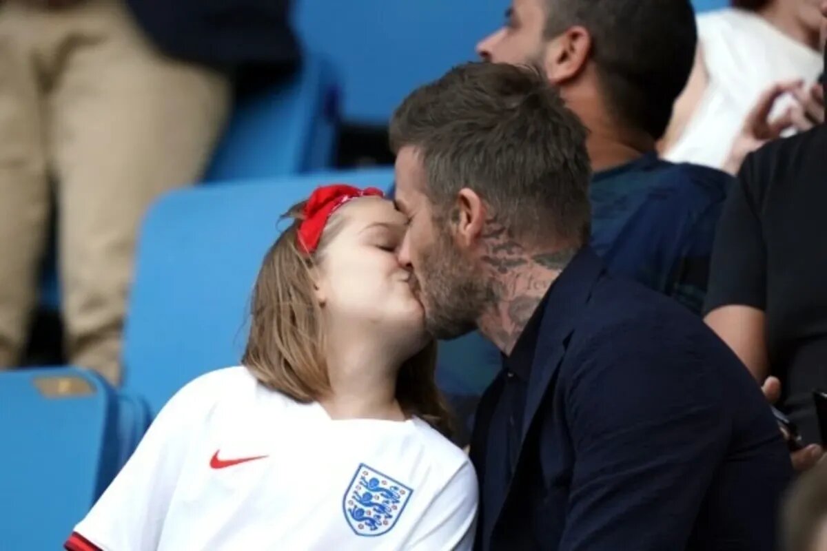 Дэвид Бекхэм целует дочь. Фото: Getty Images