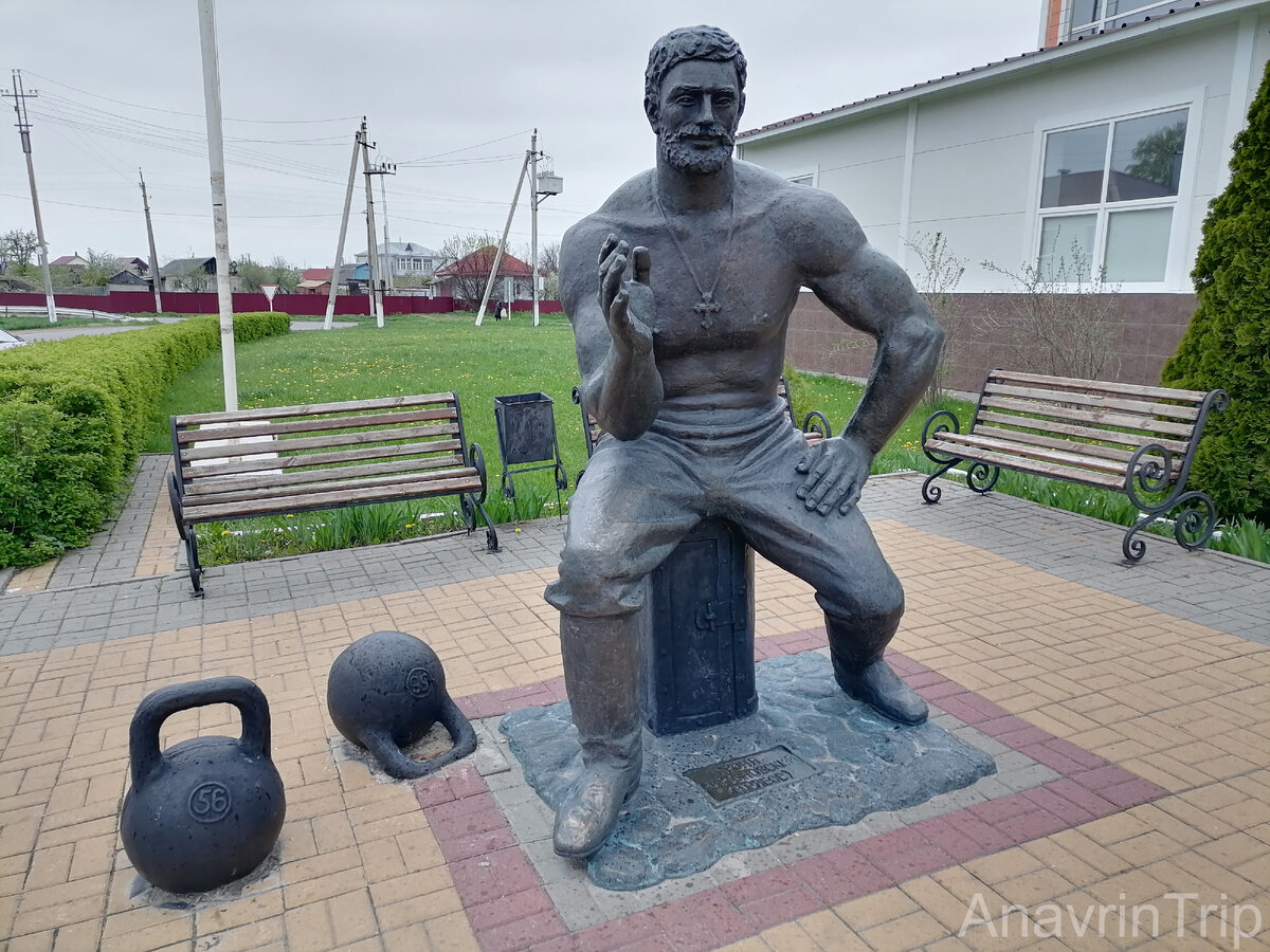 Памятник Проне Мартынову в пгт. Панино