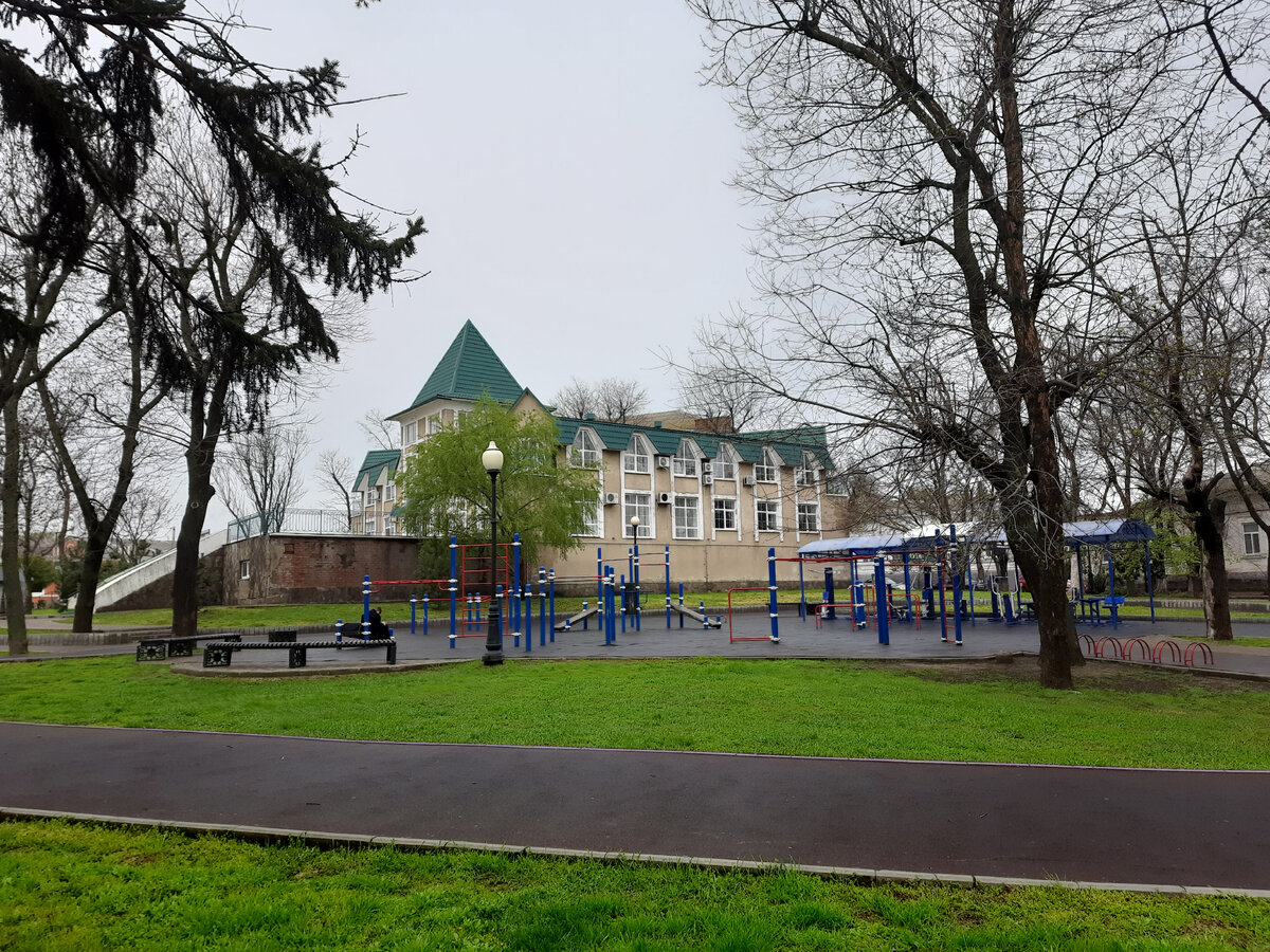 Спортивная площадка в Никольском парке