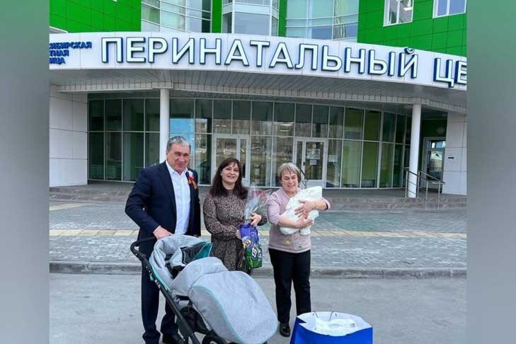    Марину Кайнарову с сыном выписали из роддома 4 апреля. Фото со страницы Александра Кулинича во «ВКонтакте»