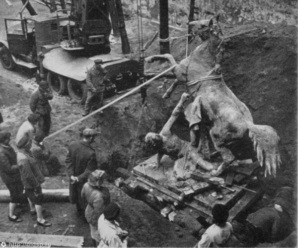 Извлечение из-под земли конных скульптур с Аничкова моста, фото 1945 г.