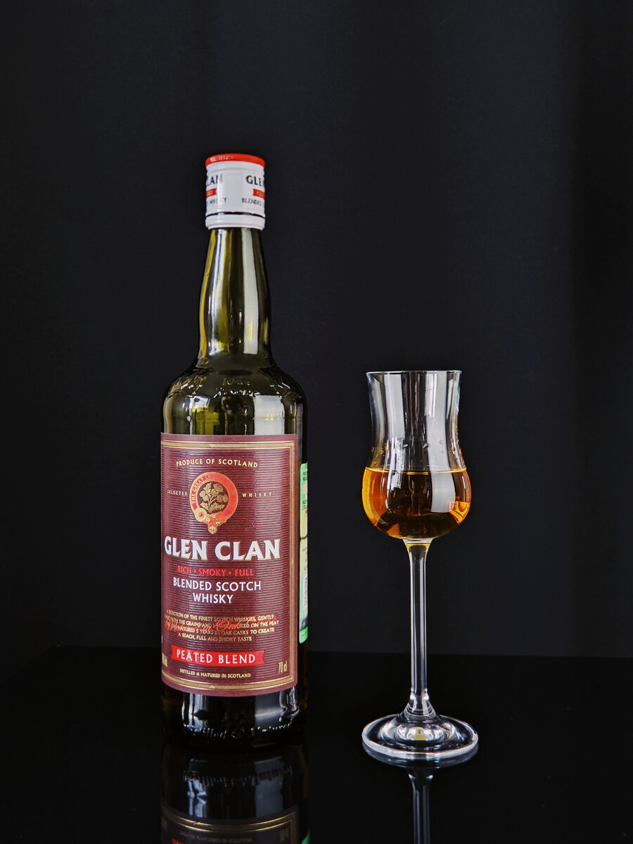 Бутылка супер обычная, но брендированная. 