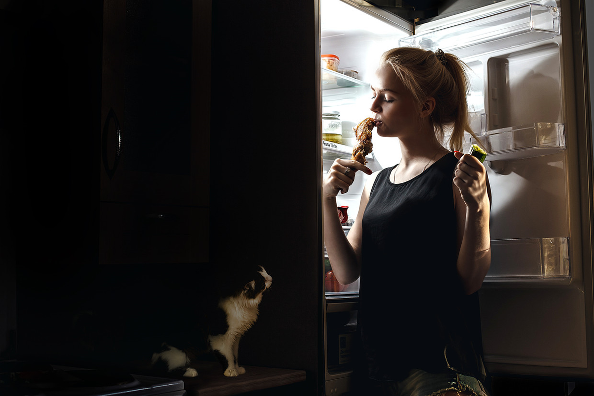 Чем плохо есть на ночь. Девушка у холодильника ночью. Девушка ест ночью. Фотосессия с холодильником. Ночной жор девушка.