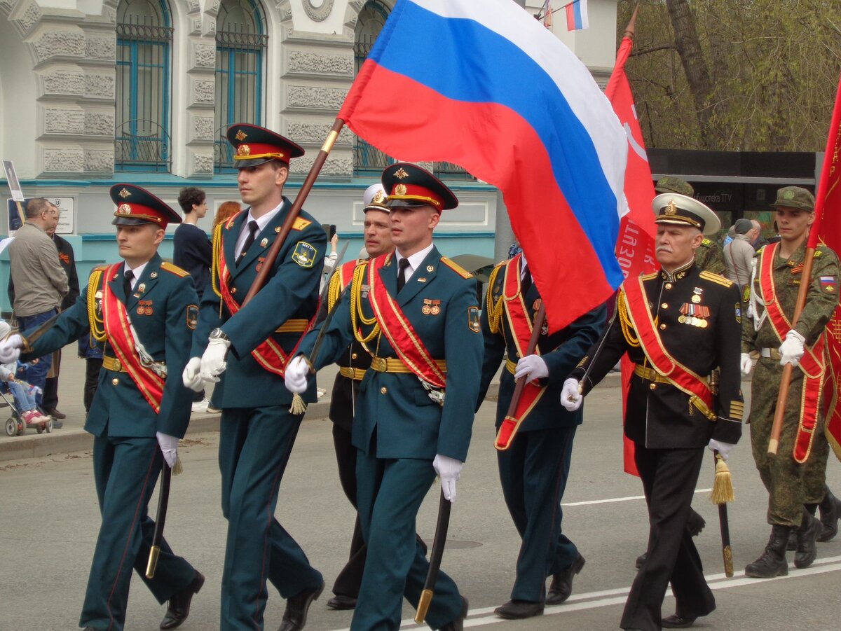 Знаменная группа с Государственным флагом Российской Федерации и копией Знамени Победы