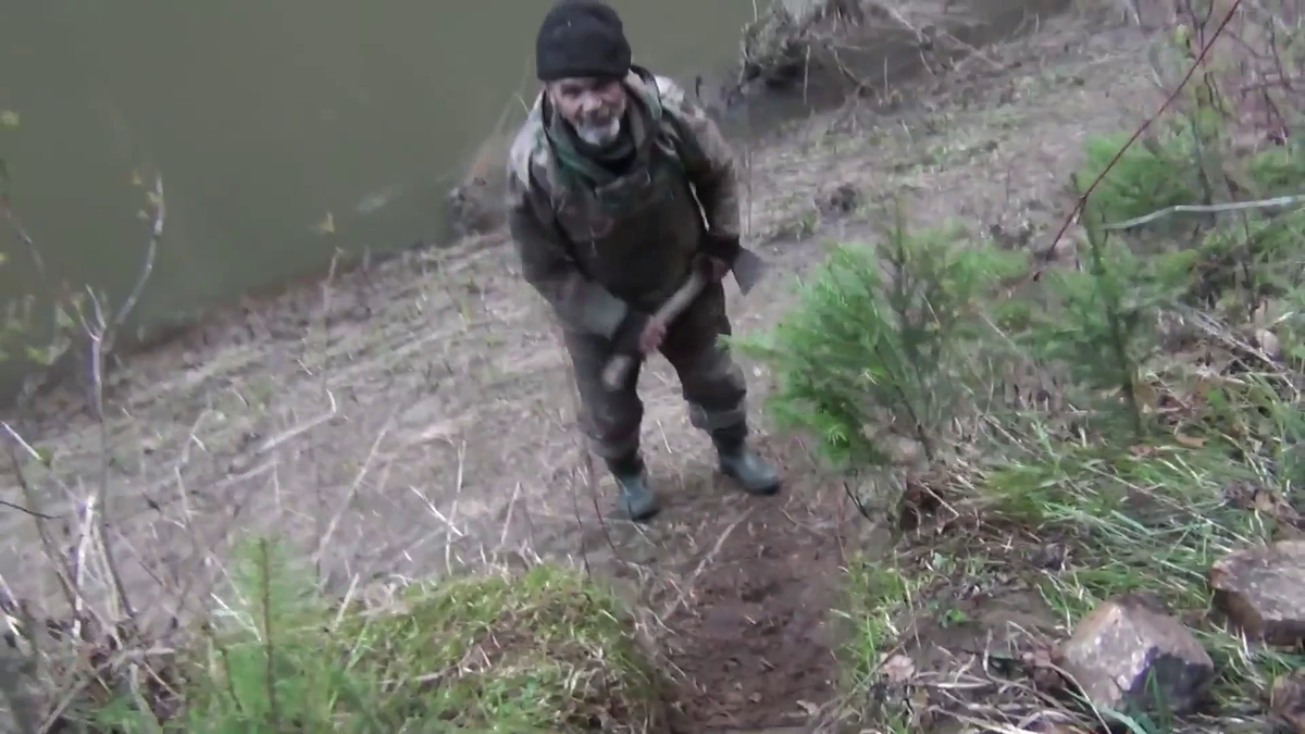 Федорович улучшает камнями тропы в тайге - (смотрите на видео внизу статьи)