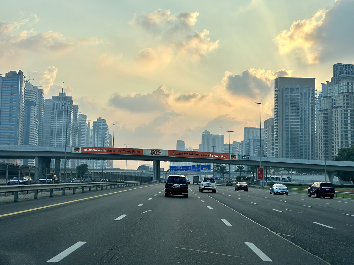 В Дубае есть свои особенности движения по дорогам 