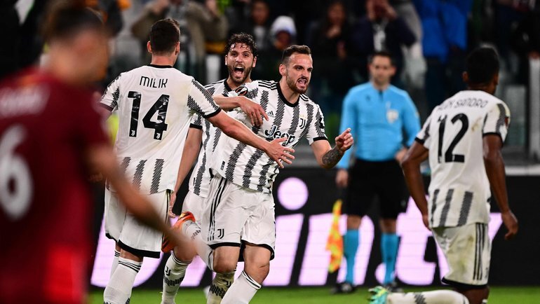    Футболисты «Ювентуса» радуются голу в ворота «Севильи». AFP