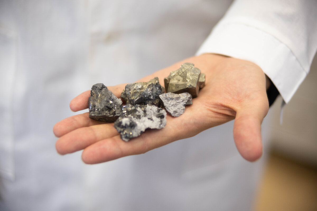 Новый «растворитель» поможет извлекать ценные компоненты из сложного сырья. Фото: Родион Нарудинов.