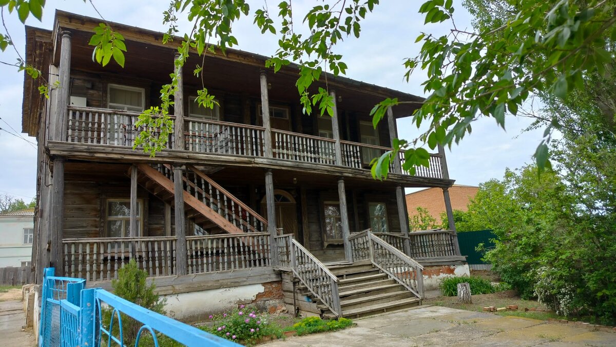 Дом купцов Беззубиковых. Старое здание Музея истории рыболовства села Оранжереи. Памятник истории архитектуры к. XIX-нач. XX вв. Фото Ширяевой С.Г.