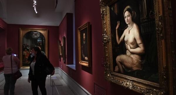 Посетители на Всероссийской акции «Ночь в музее» в Государственном музее изобразительных искусств имени А. С. Пушкина в Москве📷
