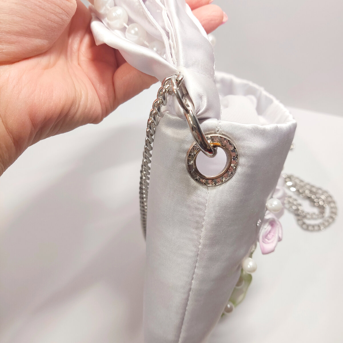 Купите свадебные трендовые сумочки для невесты в нашем салоне! - Свадебный салон «Белый Лебедь»