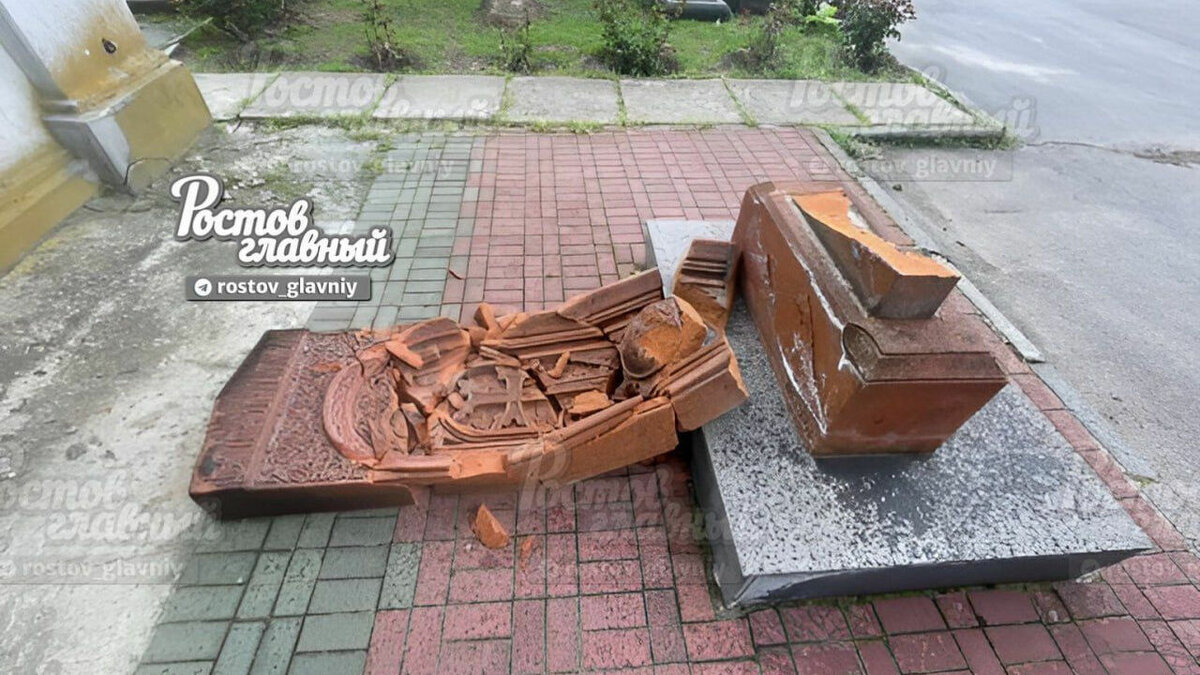     В Ростове разрушился знак русско-армянской дружбы, об этом в соцсетях сообщили очевидцы.