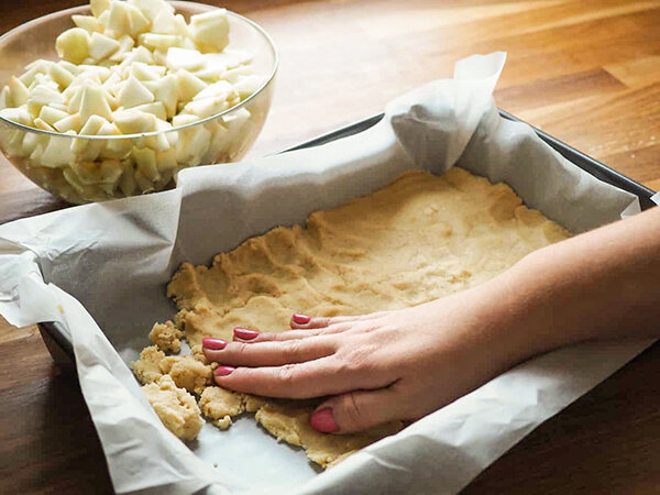 Как испечь шарлотку с яблоками в духовке: мой простой пошаговый рецепт