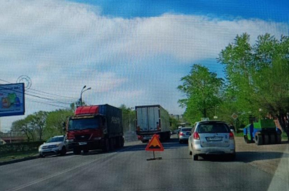    Автомобиль в Хабаровске провалился в обочину ремонтируемой дороги