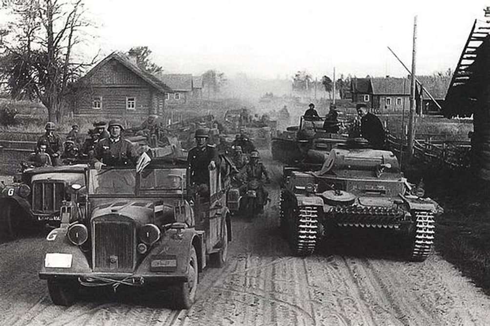 Танковая группа Гудериана 1941. Наступление вермахта 1941. 2 Танковая группа Гудериана. Колонны танковые вермахта 1941. Немецкая танковая группа