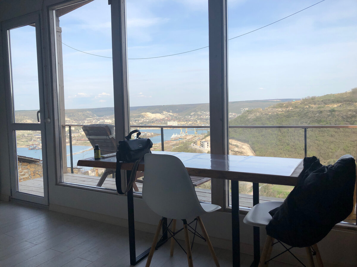 рабочее место с видом на бухту Инкерман