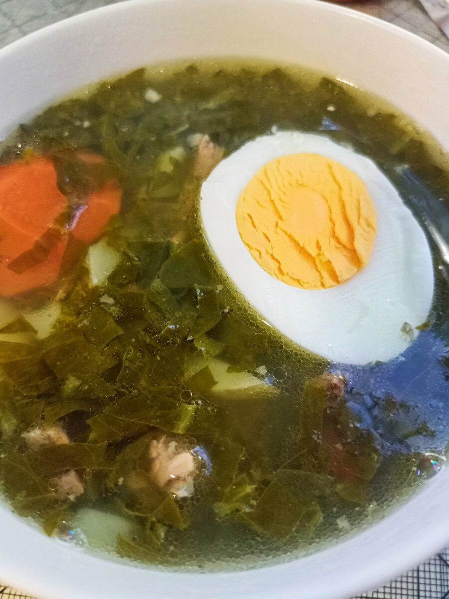 Зеленые щи на говяжьей грудинке