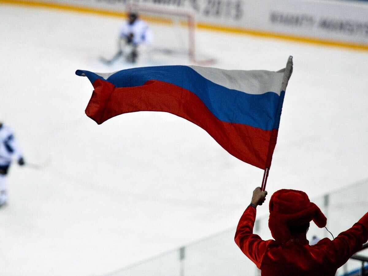 Финский спорт. Флаг РФ на бордовом фоне.
