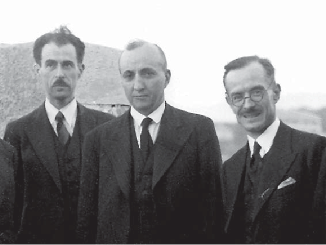 Доктор Пьер Давид (слева)