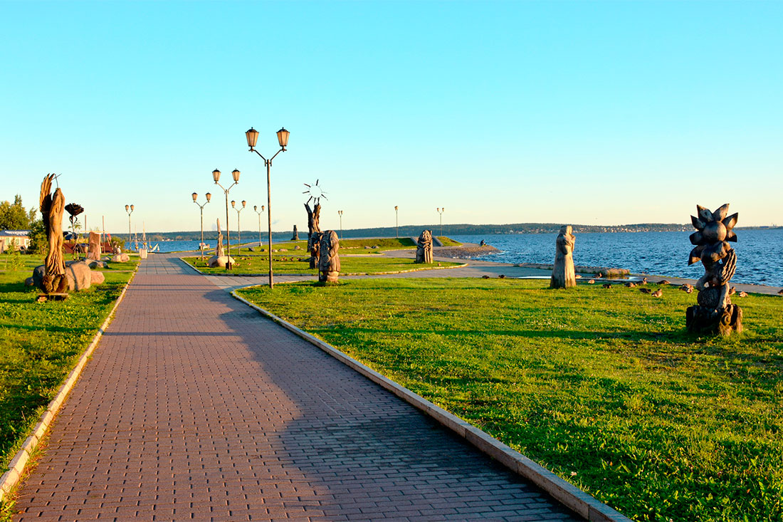 Куда сходить в петрозаводске летом. Петрозаводск набережная Онежского озера. Карелия Петрозаводск набережная. Онежская набережная Карелия. Петрозаводск набережная Онежского озера достопримечательности
