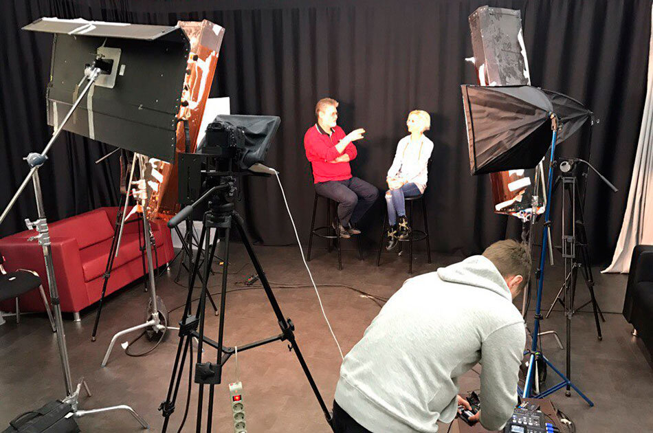 Завтра на YouTube-канале PolitRussia выйдет ролик, в котором я расспрашиваю руководителя болгарской редакции News Front Асю Зуан о сложных отношениях Москвы и Софии. 