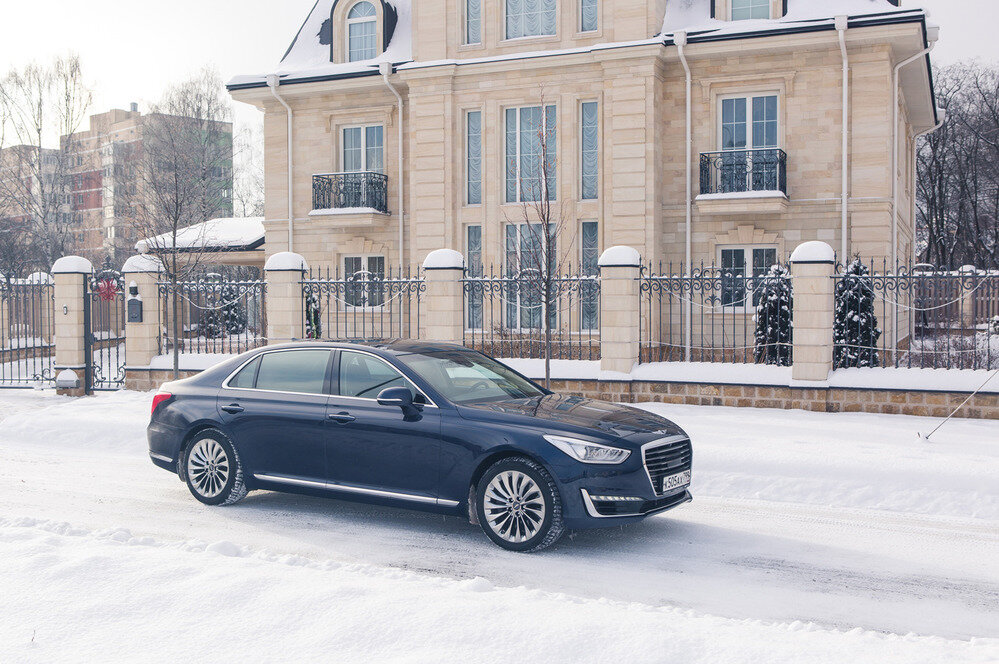 Нам  на тест достался короткий Genesis G90, но даже он конкурирует с  удлинёнными версиями Audi, BMW и Mercedes-Benz. Есть ещё удлинённая  версия G90L с 290-миллиметровой вставкой, единственным конкурентом  которой является Mercedes-Maybach. Цена на G90  стартуют с отметки в 4  475 000 руб., а на G90L –с 5 975 000 руб.  