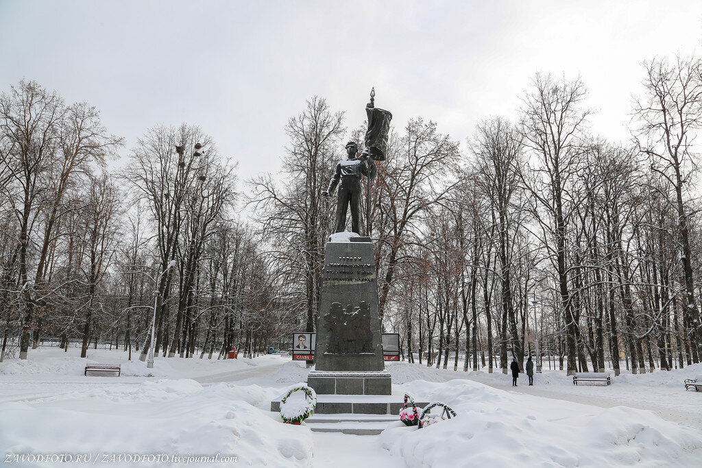 Площадь Победы Людиново. Площадь Победы города Людиново Калужской области. Памятник т-34 Людиново. Город Людиново зимой.