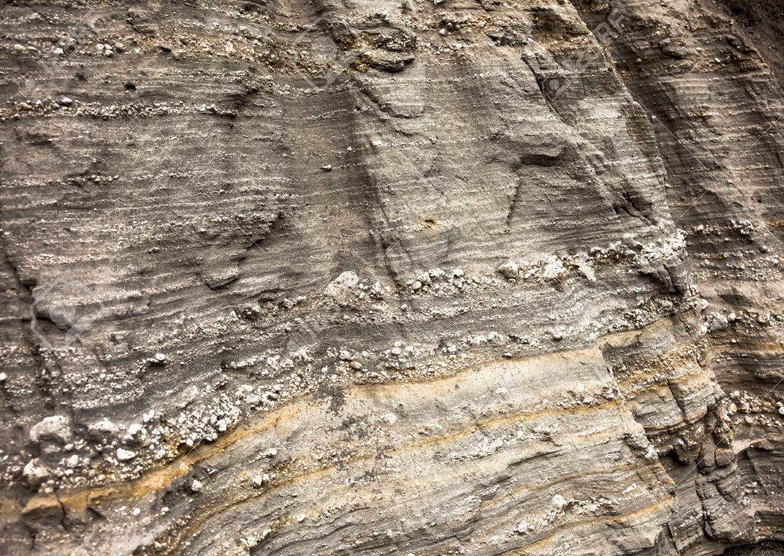 Стратиграфические слои речных отложений. Слои, содержащие крупную гальку, могут отражать скорость и силу течения