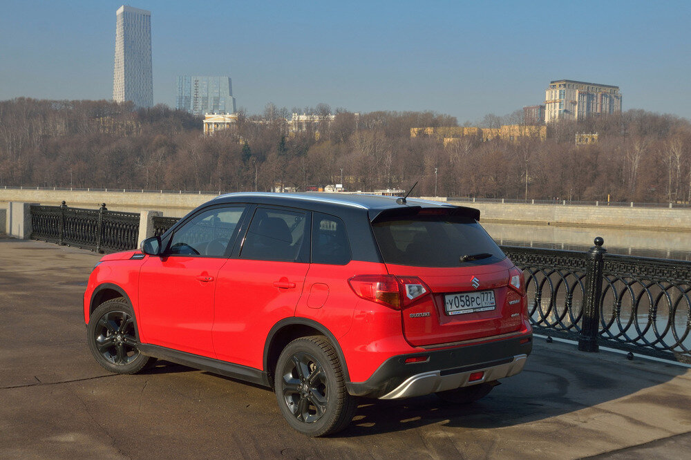 В  России Vitara S доступна в единственной богатой комплектации по цене 1  549 000 руб. за переднеприводную машину и 1 649 000 руб. за  полноприводную. В марте на все машины действовала скидка 60 000 руб.  