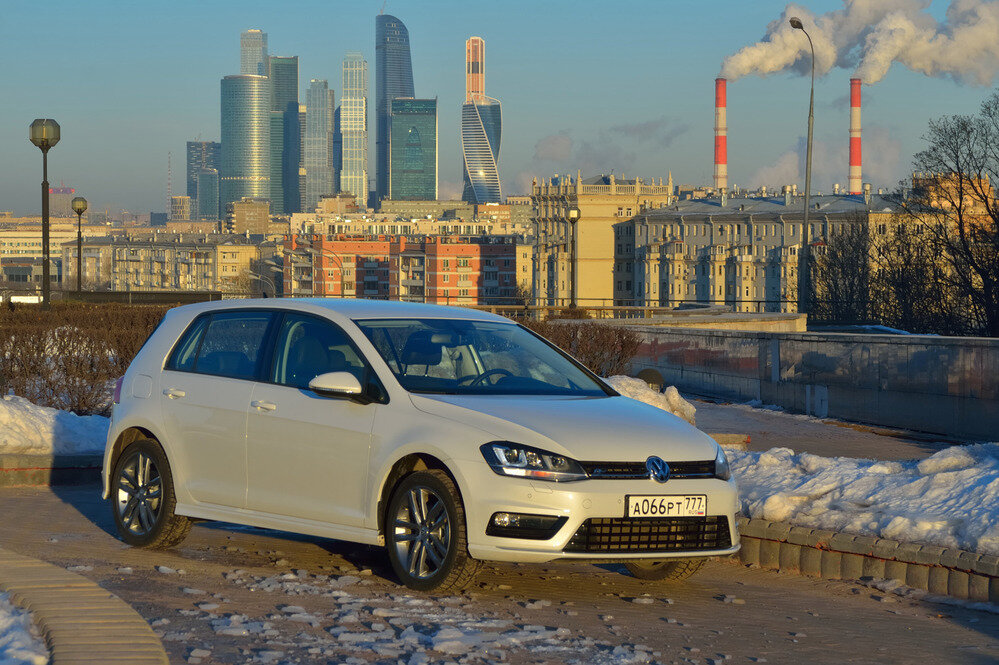   Цены на Golf VII стартуют в России с отметки в 1 240 100 руб. за  хэтчбек с атмосферным 1.6 мощностью 110 л.с. и МКП. За машину со  125-сильным 1.4 TSI  просят минимум 1 282 199 руб., а Golf мощностью 150  л.с. оценён в 1 519 160 руб.