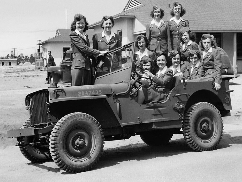 Крохотный,  длиной всего 3,3 метра, внедорожник с 2.2-литровым четырёхцилиндровым  мотором под капотом был верным товарищами солдат в Нормандии и на  Сицилии, на Филиппинах и Окинаве, под Курском и Берлином. Всего за годы  войны было построено 647 925 Willys MA/MB и Ford GPW.