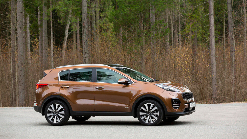 Узкие  боковые окна, стремительный силуэт, массивные задние стойки крыши - под  это описание подходит и прошлое поколение Sportage.
  